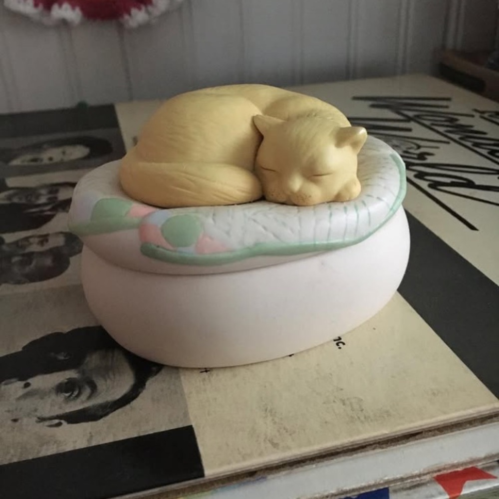 1980 Hallmark cat trinket box